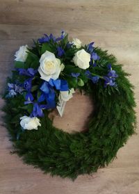 havuseppele, kukkaryhm&auml; sinivalkoinen. Ruusu, iiris, ritarinkannus